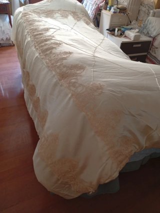 Edredón raso blanco y beige con encaje