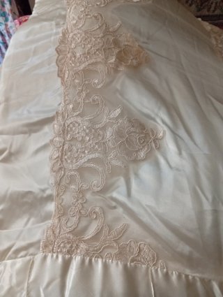 Edredón raso blanco y beige con encaje
