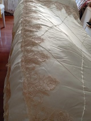 Edredón raso blanco y beige con encaje