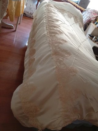 Edredón raso blanco y beige con encaje