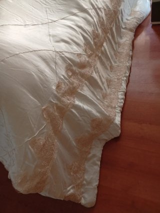 Edredón raso blanco y beige con encaje