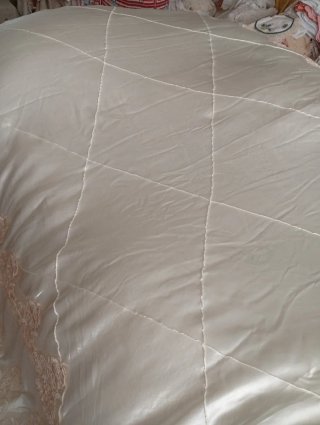 Edredón raso blanco y beige con encaje