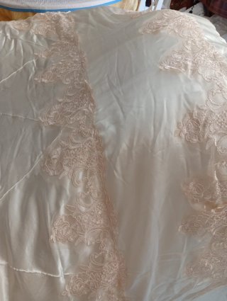 Edredón raso blanco y beige con encaje