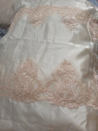 Edredón raso blanco y beige con encaje