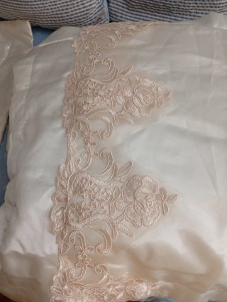 Edredón raso blanco y beige con encaje