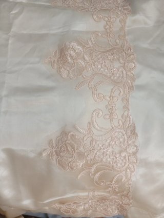 Edredón raso blanco y beige con encaje