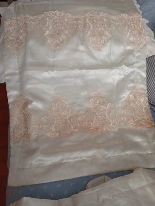 Edredón raso blanco y beige con encaje