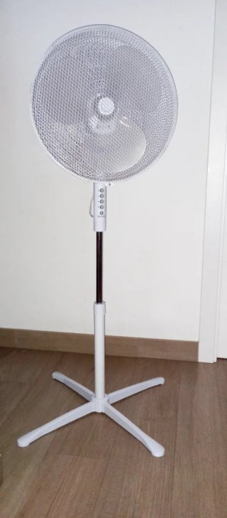 Ventilador de pie plateado y blanco