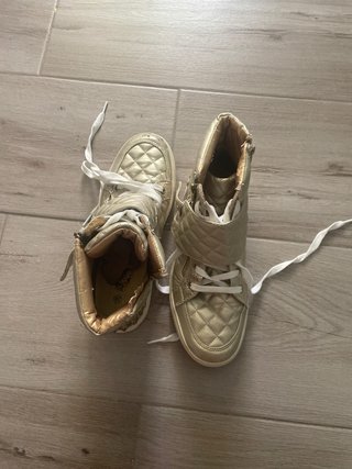 Botas doradas acolchadas con tachuelas