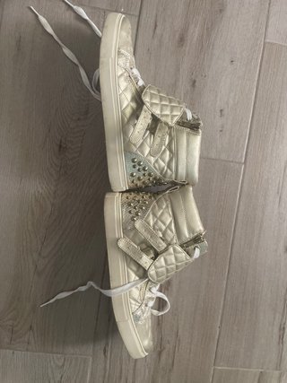 Botas doradas acolchadas con tachuelas