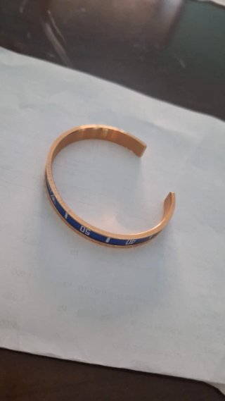 Bellissimo bracciale rigido blu e oro