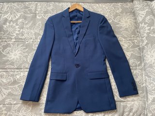 Traje azul para eventos