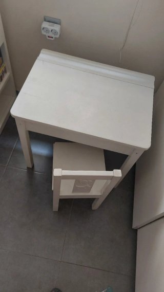 Escritorio y silla infantil de madera