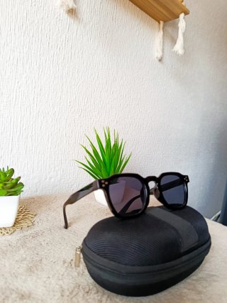 Gafas de sol negras con estuche