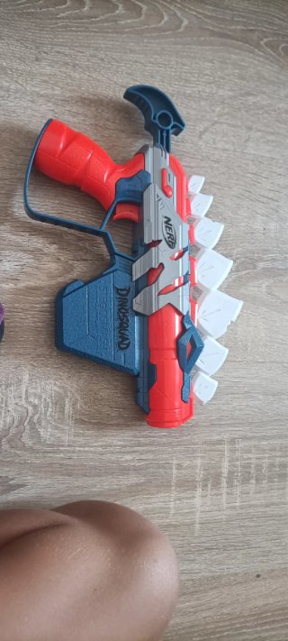 Pistola Nerf Azu,Naranja,gris i blanca