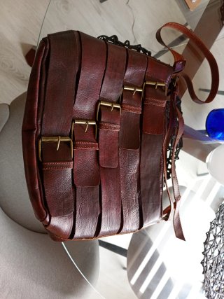 Bolso de piel marrón con cinturones