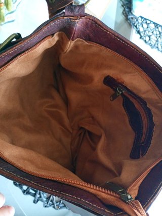 Bolso de piel marrón con cinturones