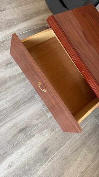 Cajonera de madera marrón