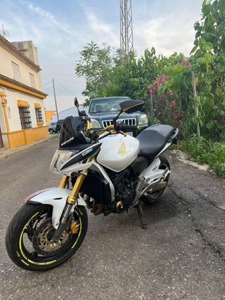 Honda CB600F Naked Blanca y Dorada
