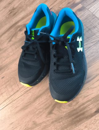 Zapatillas Under Armour Negras y Azules