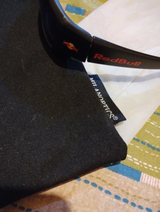 Occhiali da sole Red Bull neri e rossi