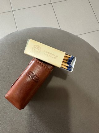 Porta sigarette Balenciaga in pelle con fiammiferi