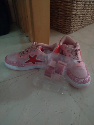 Zapatillas con ruedas rosas y rojas