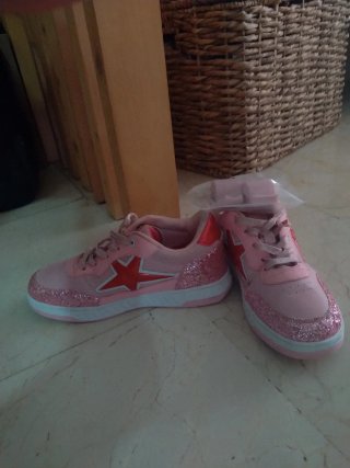 Zapatillas con ruedas rosas y rojas