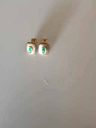 Pendientes dorados con piedra verde