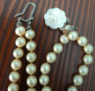 Vecchia collana di perle con chiusura floreale