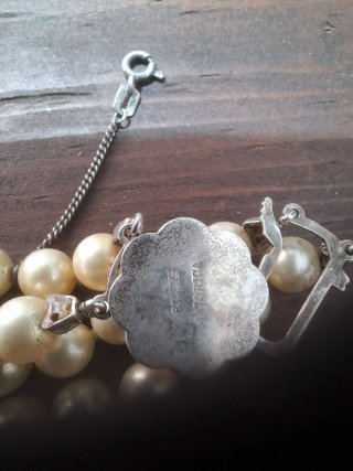 Vecchia collana di perle con chiusura floreale