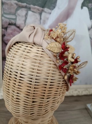 Tocado diadema ceremonia beige y rojo