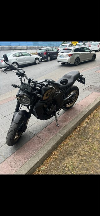 Zontes GK 350 Moto Negra y Dorada