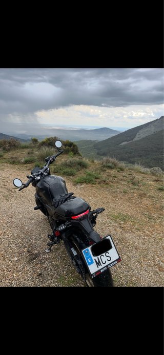 Zontes GK 350 Moto Negra y Dorada