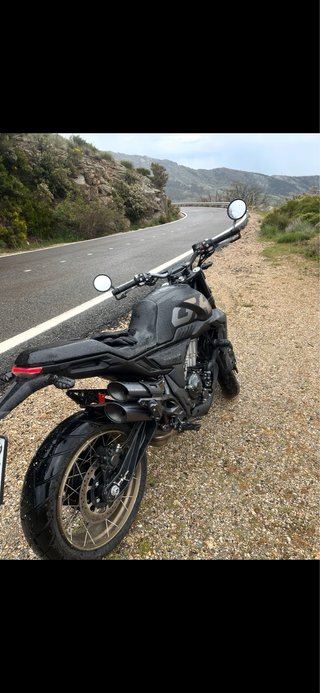 Zontes GK 350 Moto Negra y Dorada