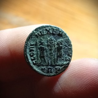 Moneda romana – Constancio II – GLORIA EXERCITVS