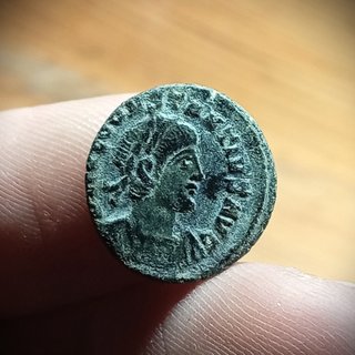 Moneda romana – Constancio II – GLORIA EXERCITVS