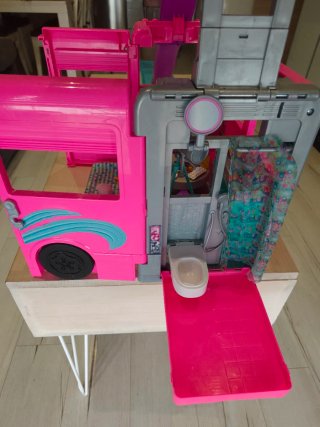 Caravana Barbie con tobogán