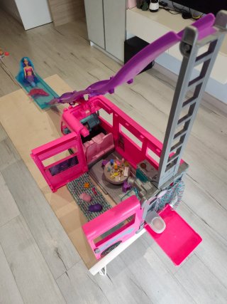 Caravana Barbie con tobogán