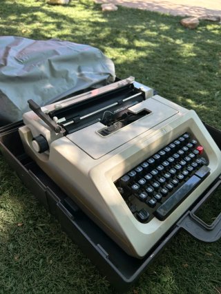 Máquina de escribir portátil con maletín