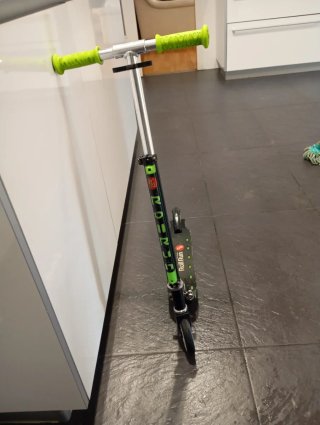 Patinete infantil RollRun verde y negro
