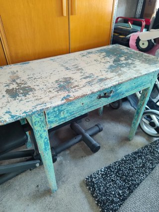 Mesa antigua de madera y metal