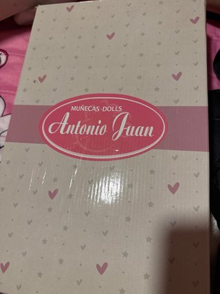 Muñeca bebé con biberón y mantita
