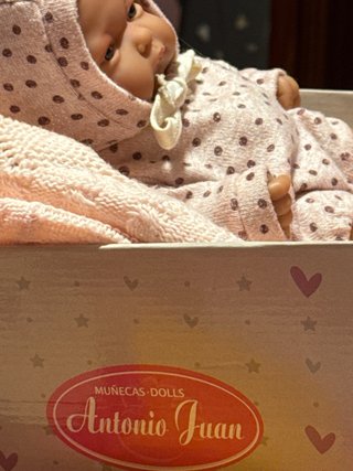 Muñeca bebé con biberón y mantita