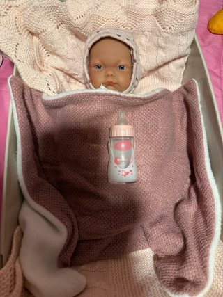 Muñeca bebé con biberón y mantita