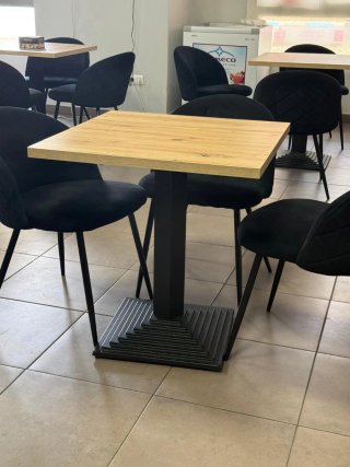 Juego de 36 sillas tapizadas y 9 mesas