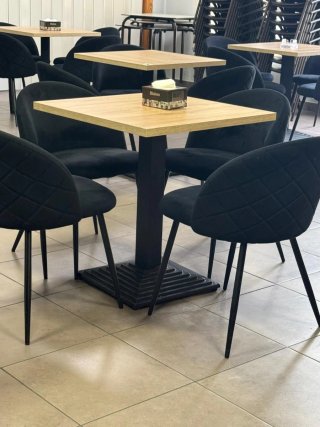 Juego de 36 sillas tapizadas y 9 mesas