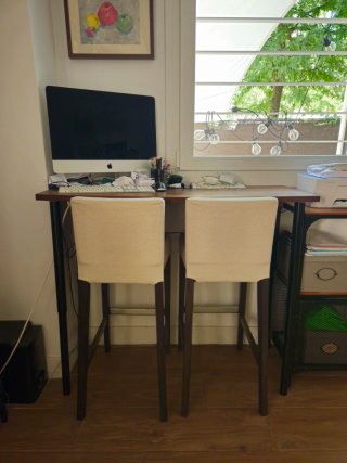 Mesa de escritorio y silla alta Ikea