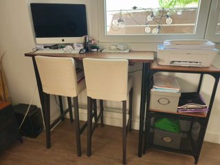 Mesa de escritorio y silla alta Ikea