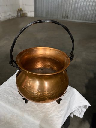 Pentola in rame con manico e piedini
